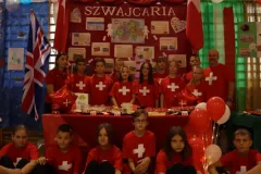Uczniowie przygotowujący informacje o Szwajcarii