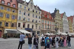 Uczniowie-na-wroclawskim-rynku