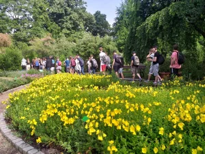 Uczniowie w Ogrodzie Botanicznym we Wrocławiu